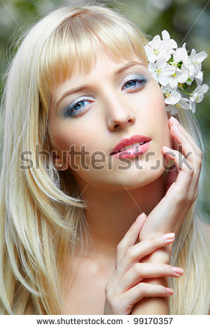 ... -blue-eyed-blonde-girl-posing-with-flowers-in-her-hair-99170357.jpg