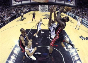 Heat LeBron James (R) goes to the basket against San Antonio Spurs ...