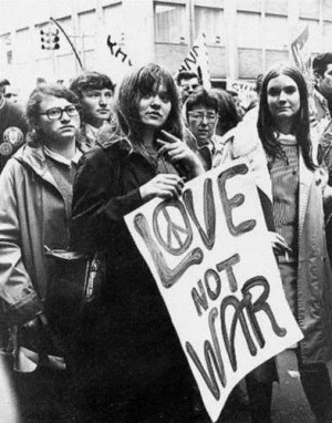 Hippies holding Make Love Not War sign
