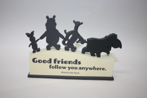 ... Plaque - Good friends follow you anywhere. Winnie the Pooh DYG90605