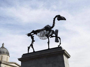 Kunst: Hans Haackes „Gift Horse“ in London enthüllt - Diverses ...