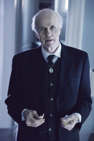 Who is the Pallid Man? - 12 Monkeys Season 1 Episode 2