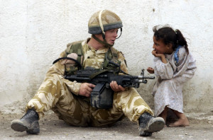 Un parachutiste britannique discute avec une petite irakienne dans la ...
