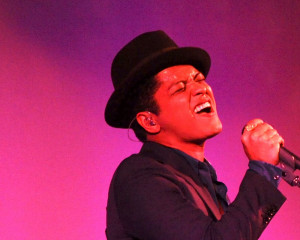 Bruno Mars Serenaded The Stars Artists And Collectors Hammer