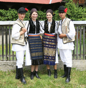 Yes, that's right that's gypsy clothing. Romanians from that area ...