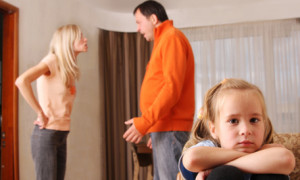 Estudio dice a los padres: Dejen que sus hijos los vean discutir