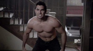 Tyler Hoechlin is shirtless in the episode 