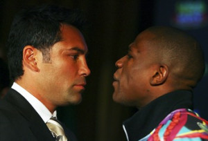 Oscar De La Hoya (on the left) being dissed by Floyd Mayweather Jr ...
