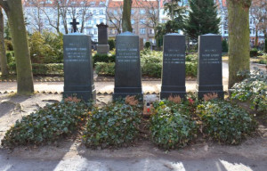 Graves_of_the_Brothers_Grimm_at_Alter_St.-Matthäus-Kirchhof_Berlin ...