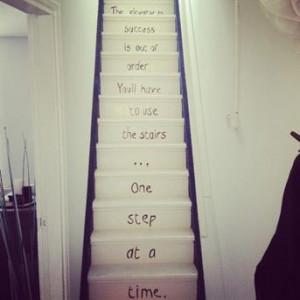 De trap met twaalf vrolijke traptreden