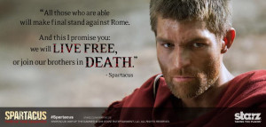 ... Spartacus bajo el escudo de Agron. Nos dejan claro que él es quien