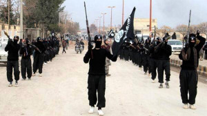Kämpfer der Terrormiliz Islamischer Staat marschieren durch Raqqa in ...