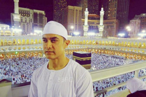 Aamir Khan at Al Kabba, Mecca, Saudi Arabia !!!