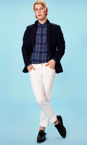 Dakota belies her 19 years in a ladylike, preppy mix of sleeveless ...