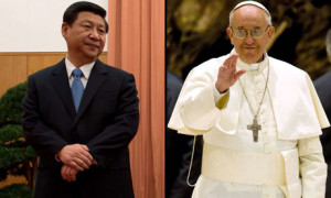 Xi Jinping (E) e Papa Francisco (D)