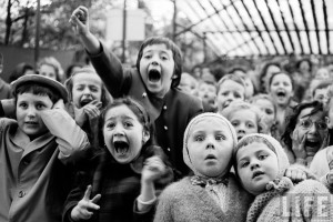 Fotó: Alfred Eisenstaedt: Children at Puppet Theatre, 1963