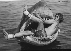 ... the-scenes-black-and-white-jaws-shark-steven-spielberg-Favim.com-49410