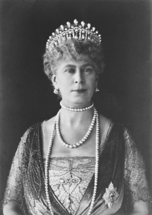 Queen Mary wearing the Cambridge Lover’s Knot tiara in its original ...