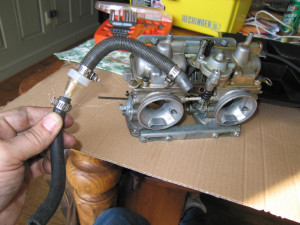 ... see the banjo just behind the fuel line. Notice my tiny fuel filter