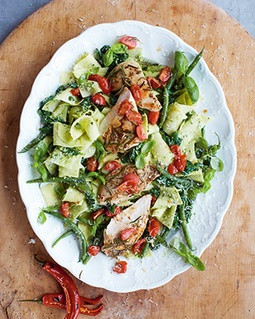 Jamie Oliver - pasta pesto, garlic & rosemary chicken (15 min meals)
