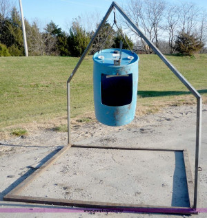 5064.JPG - Home made mineral feeder, Designed to apply fly spray on ...