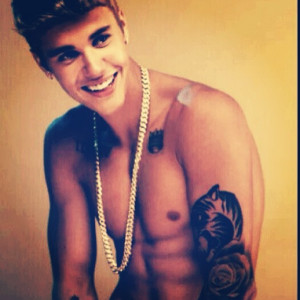 Justin Bieber posa sem camisa em bastidores de gravação de clipe