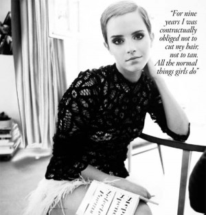 Emma Watson con expresión seria, enfoca su vista a la cámara; viste ...