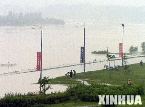 月14日，沈阳浑河北岸一条沿河堤的道路被河水淹没 ...