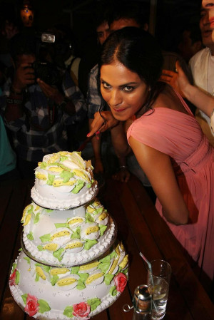 Veena Malik cutting her birthday cake in Mumbai 2