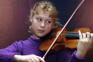 German violin prodigy Maria Elizabeth Lott, 14, serenades auction ...