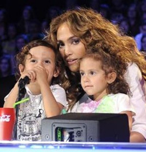 Jennifer Lopez lleva a sus hijos al set de American Idol