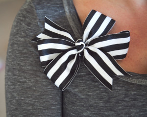 This cute bow only needs ribbon and thread to make! It's very cute ...