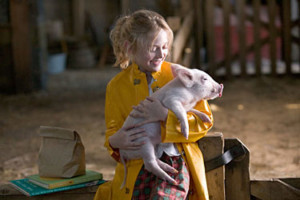 Fern (Dakota Fanning) gives Wilbur a pig hug in 