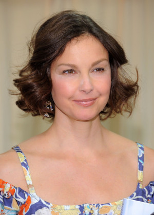 Ashley+Judd+Ashley+Judd+Signs+Copies+Things+XPinjWOcYF6l.jpg
