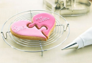 More fun puzzle wedding favours, this time in the shape of a biscuit.