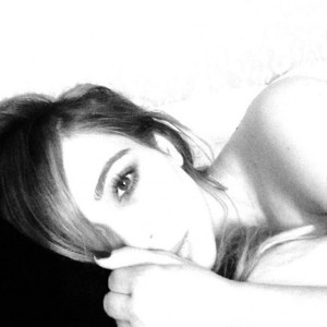 Kim Kardashian shares sultry selfie from bed, denies Photoshop rumours