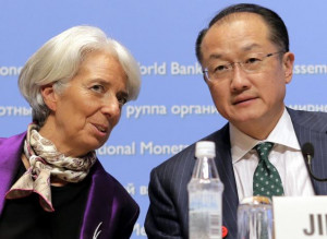Lagarde (left) talks with World Bank Group President Jim Yong Kim ...