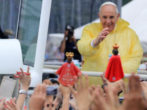 Pope Francis aboard his popemobile greets Filipinos and devotees ...