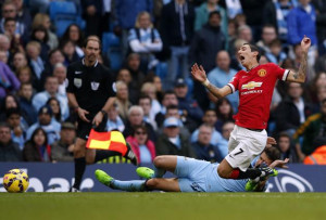 City's Martin Demichelis fouls Manchester United's Angel Di Maria ...