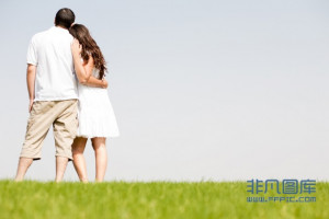 恩爱情侣相拥的背影高清图片下载