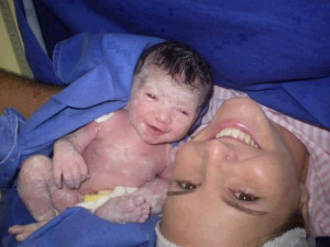 That's the first baby that I see smiling at the first moments of life ...