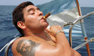 Maradona-smoking-a-cigar-001.jpg