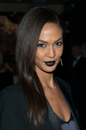 joan-smalls-black-lipstick-electric-blue-eyeliner-how-to-get-the ...
