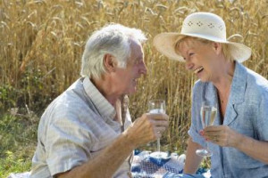 Senior couple in countryside drinking wine - Dougal Waters/Digital ...