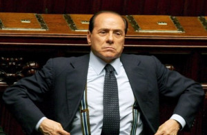 Arrogante Berlusconi con bretelle in foto