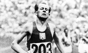 Una vita di corsa, Zatopek maratoneta anti-regime