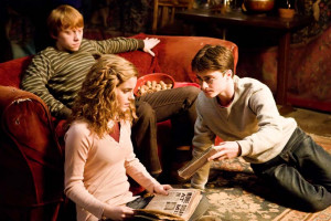 Hermine Granger (Emma Watson), Harry Potter (Daniel Radcliffe) und Ron ...
