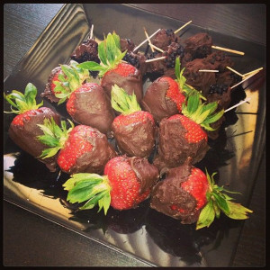 DIY: Chocolate covered strawberries & Black berries