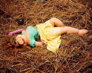 miss-piggy-roll-in-hay