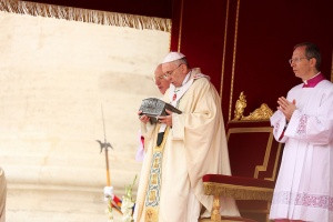 Pope Francis concluded the Year of Faith by venerating the relics of ...